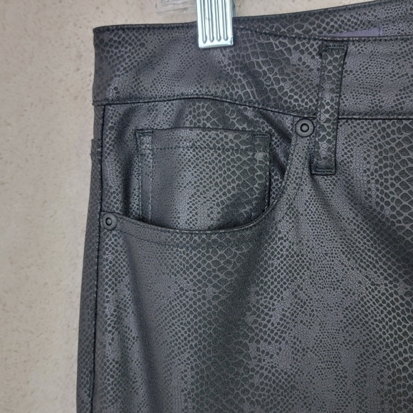 NYDJ Black Ami Raceway Faux Leather Snakeskin Skinny Jeans Sz 10 NEW - Picture 7 of 16